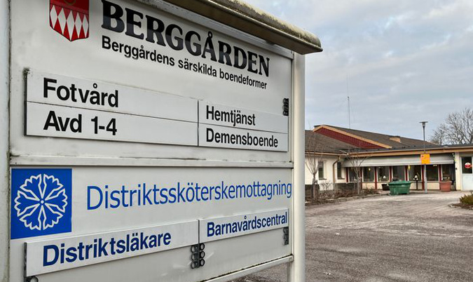 En skylt framför Berggårdens infart i Rejmyre.